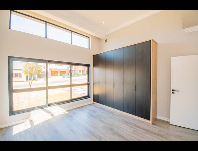 4 BEDROOM GATED ESTATE FOR SALE IN WATERLAKE FARM LIFESTYLE ESTATE